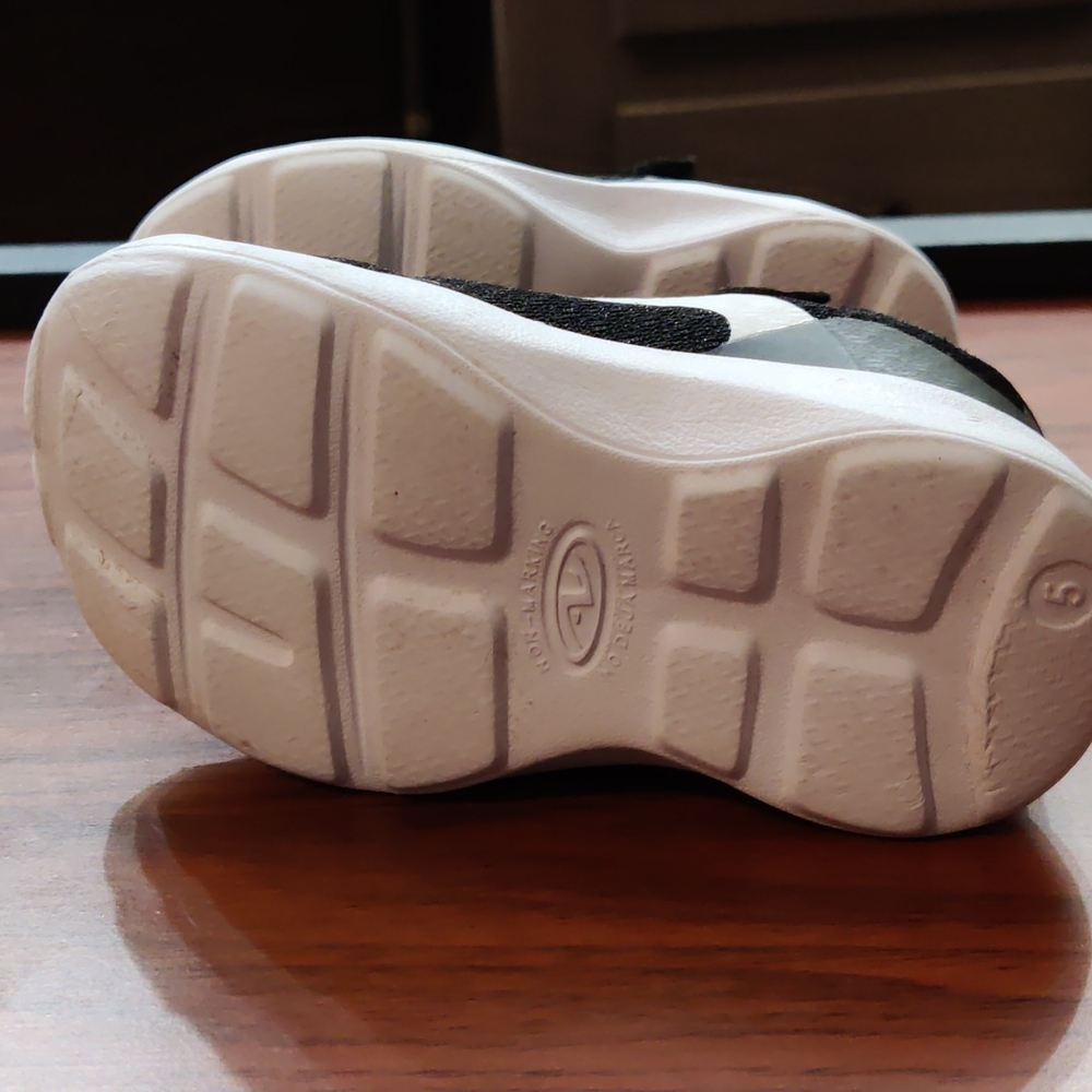 ***Athletic Sneakers Boys(5) Toddlers. - Picture 3 of 6